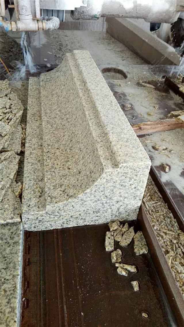 石材加工厂的专业之路 红色、灰色、黑色路沿石花岗岩的纹理之美