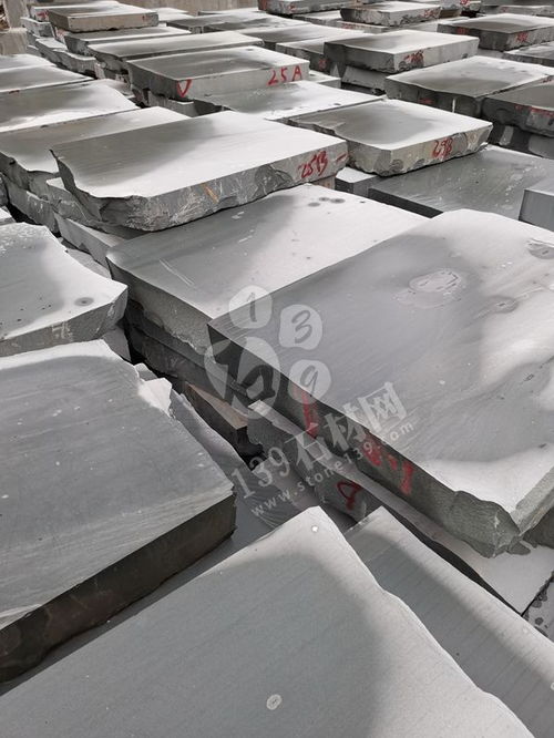 万国石材带您走进万源青石 坚韧之美，雕刻永恒