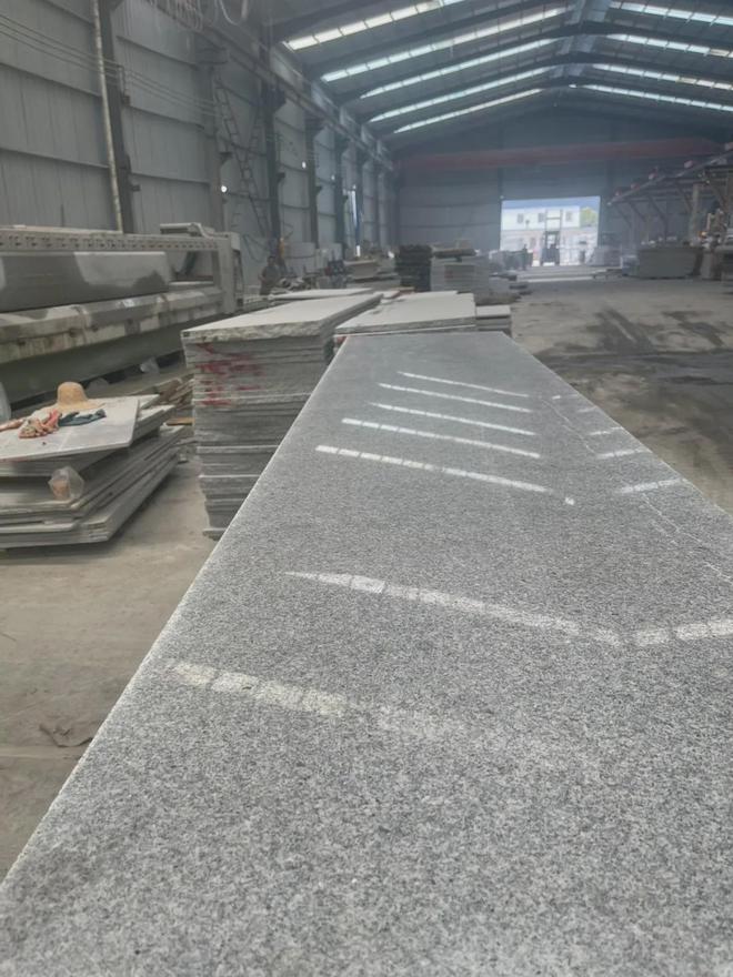 库班绿与流云灰 石材加工与干挂技术的艺术融合